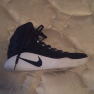Basketball shoes